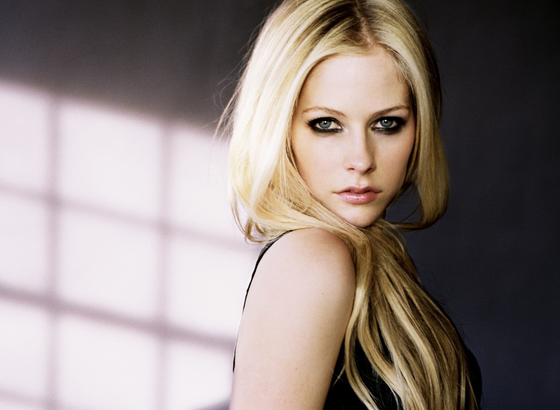 Обои Cute Blonde Avril Lavigne 1920x1408