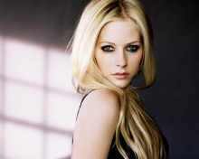 Cute Blonde Avril Lavigne wallpaper 220x176