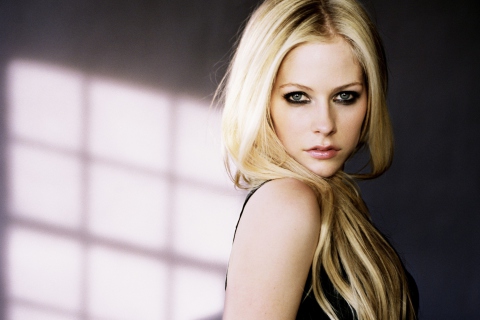 Cute Blonde Avril Lavigne wallpaper 480x320