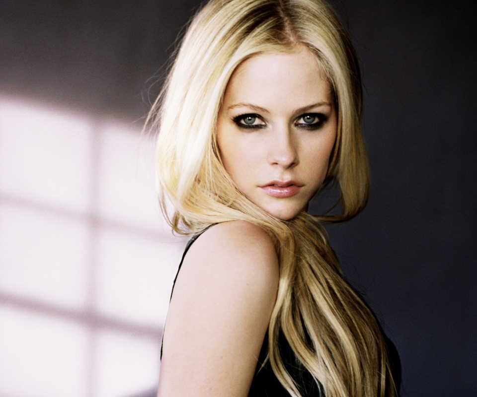 Cute Blonde Avril Lavigne screenshot #1 960x800