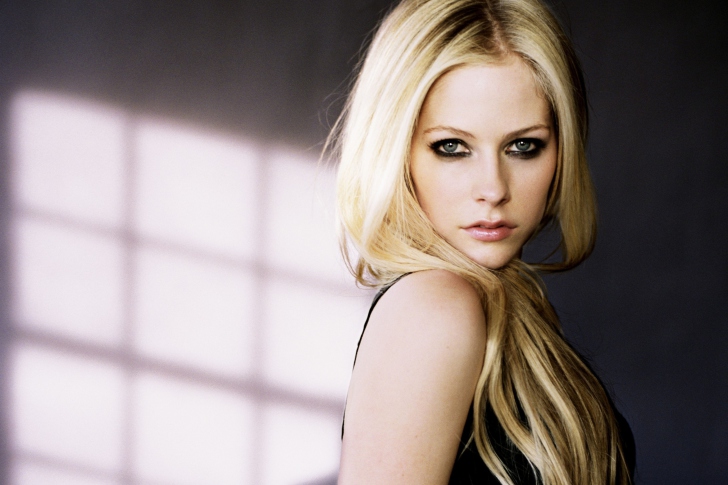 Cute Blonde Avril Lavigne wallpaper