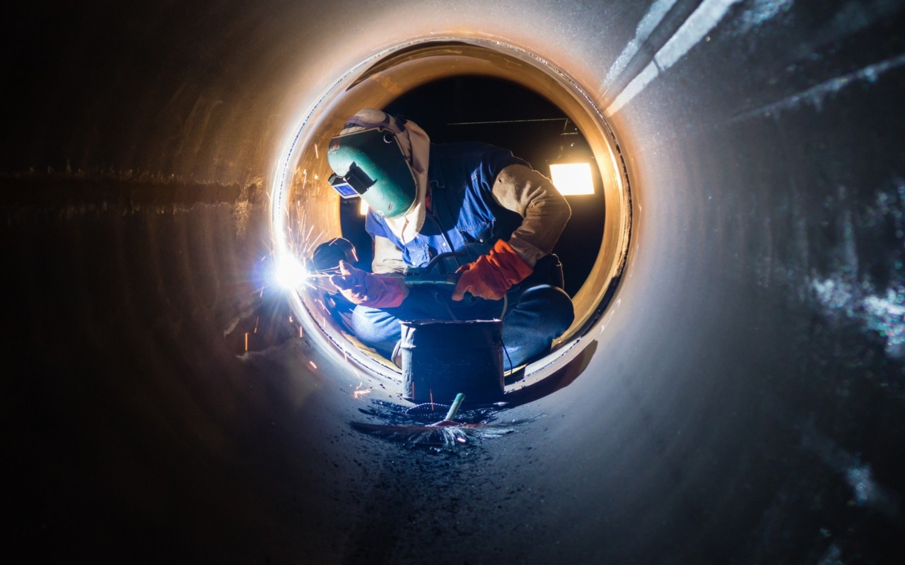 Arc welding work wallpaper 1280x800