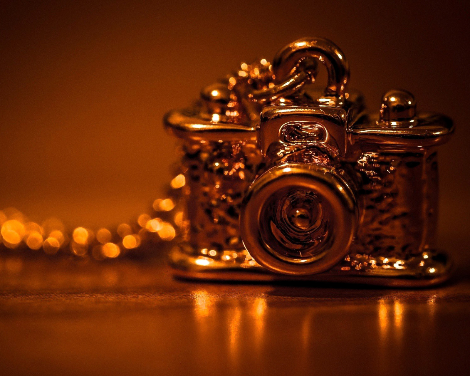 Vintage Golden Camera wallpaper 1600x1280