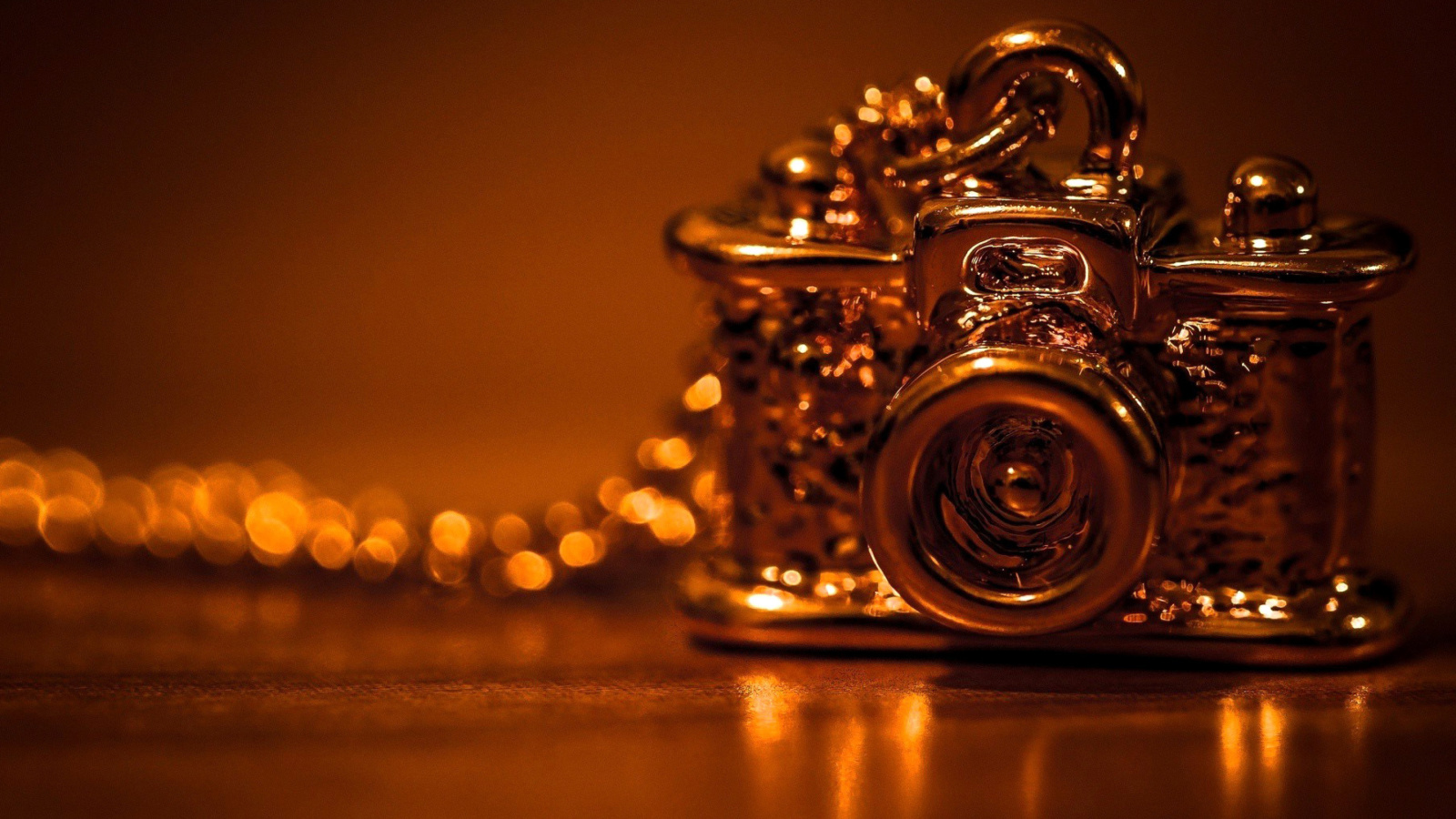 Обои Vintage Golden Camera 1600x900