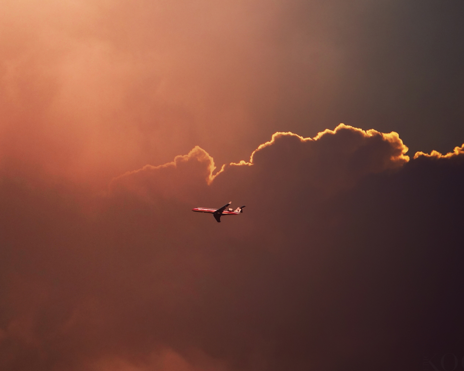 Das Airplane In Red Sky Above Clouds Wallpaper 1600x1280
