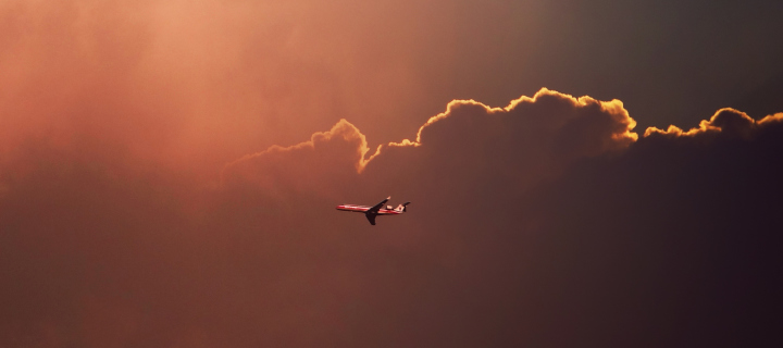 Das Airplane In Red Sky Above Clouds Wallpaper 720x320