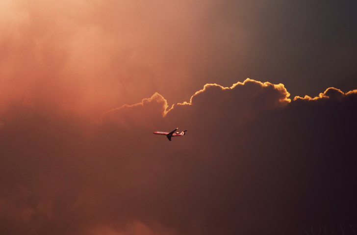 Screenshot №1 pro téma Airplane In Red Sky Above Clouds
