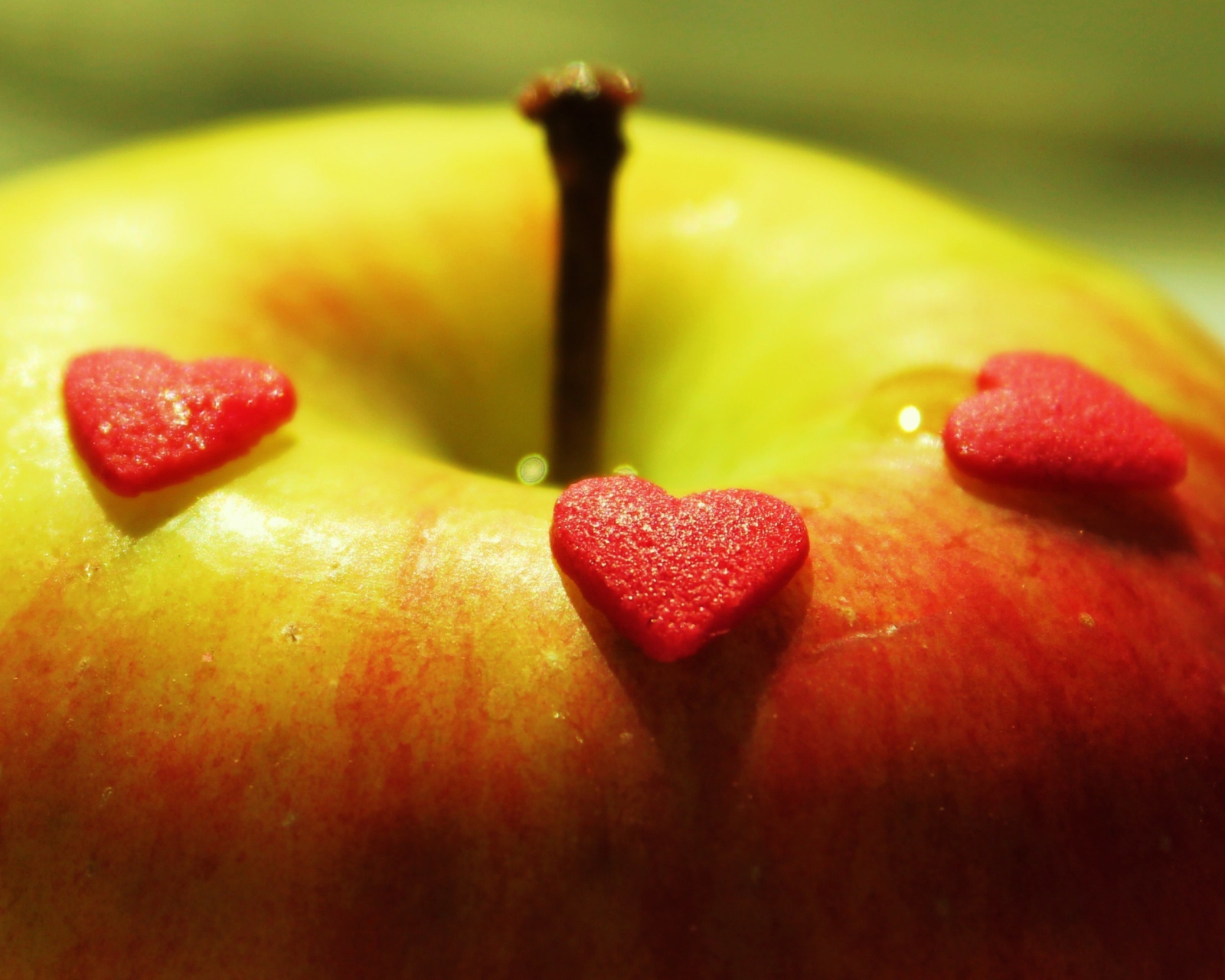 Heart And Apple wallpaper 1600x1280