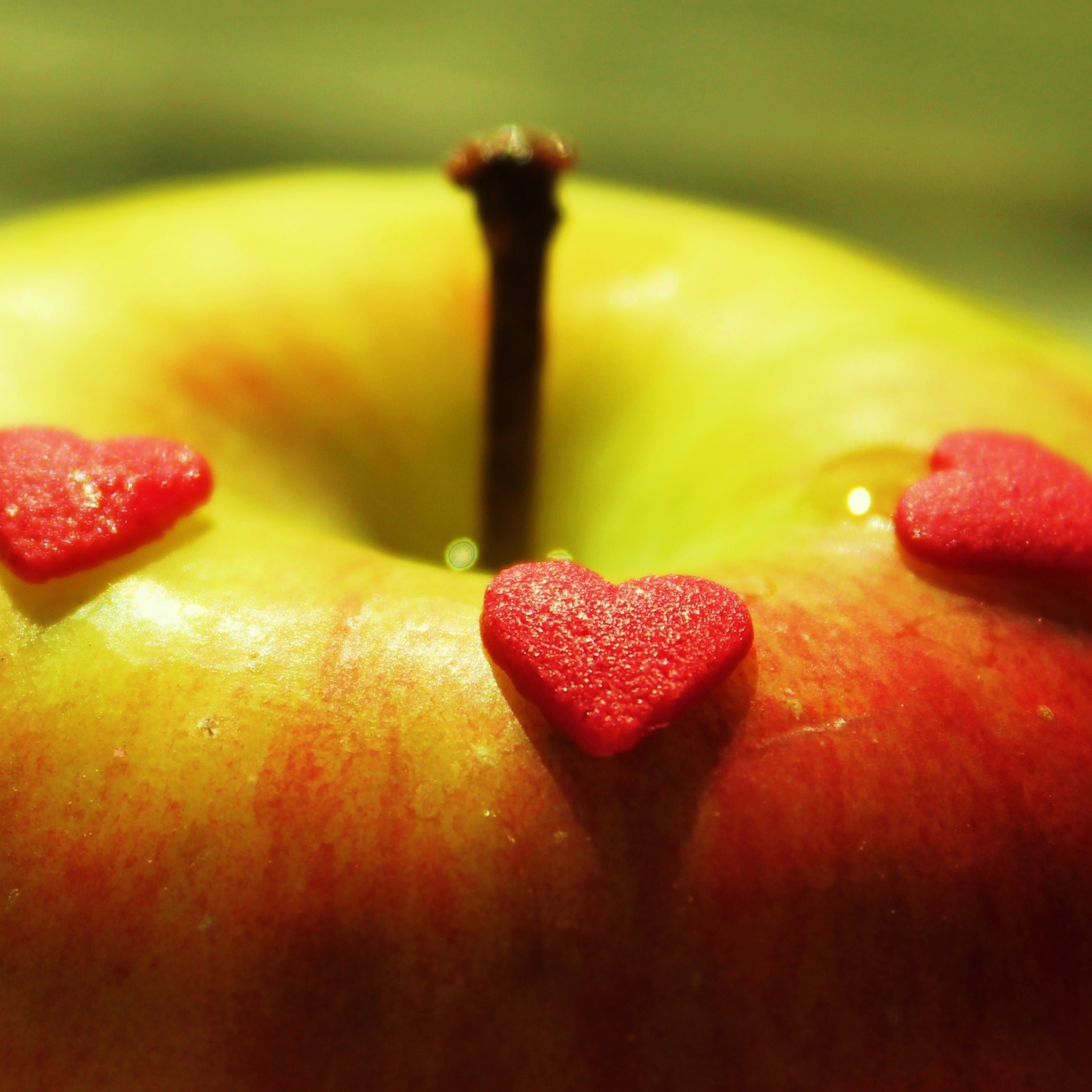 Das Heart And Apple Wallpaper 2048x2048