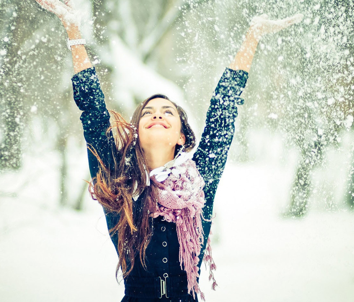 Обои Winter, Snow And Happy Girl 1200x1024