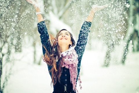 Обои Winter, Snow And Happy Girl 480x320