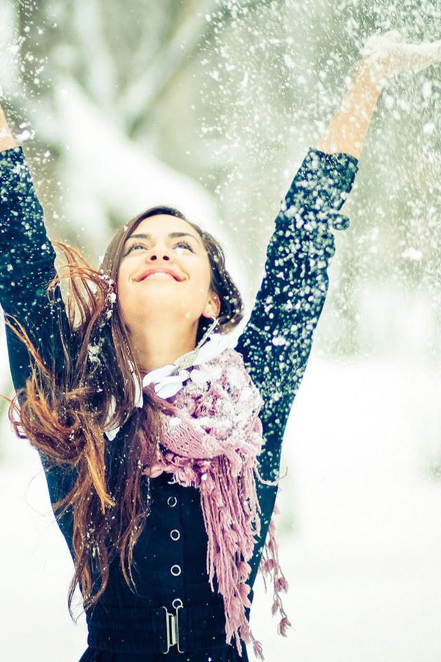 Обои Winter, Snow And Happy Girl 640x960