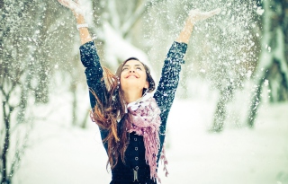 Winter, Snow And Happy Girl - Obrázkek zdarma 