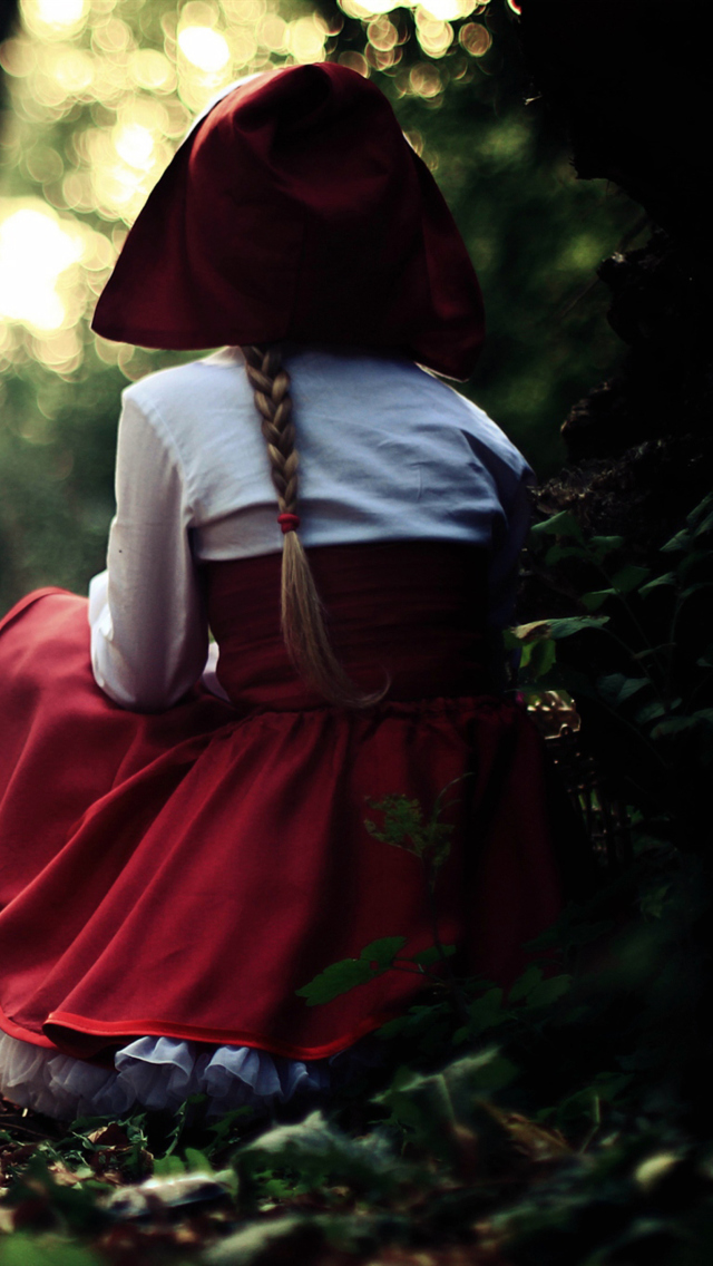 Sfondi Red Riding Hood In Forest 640x1136