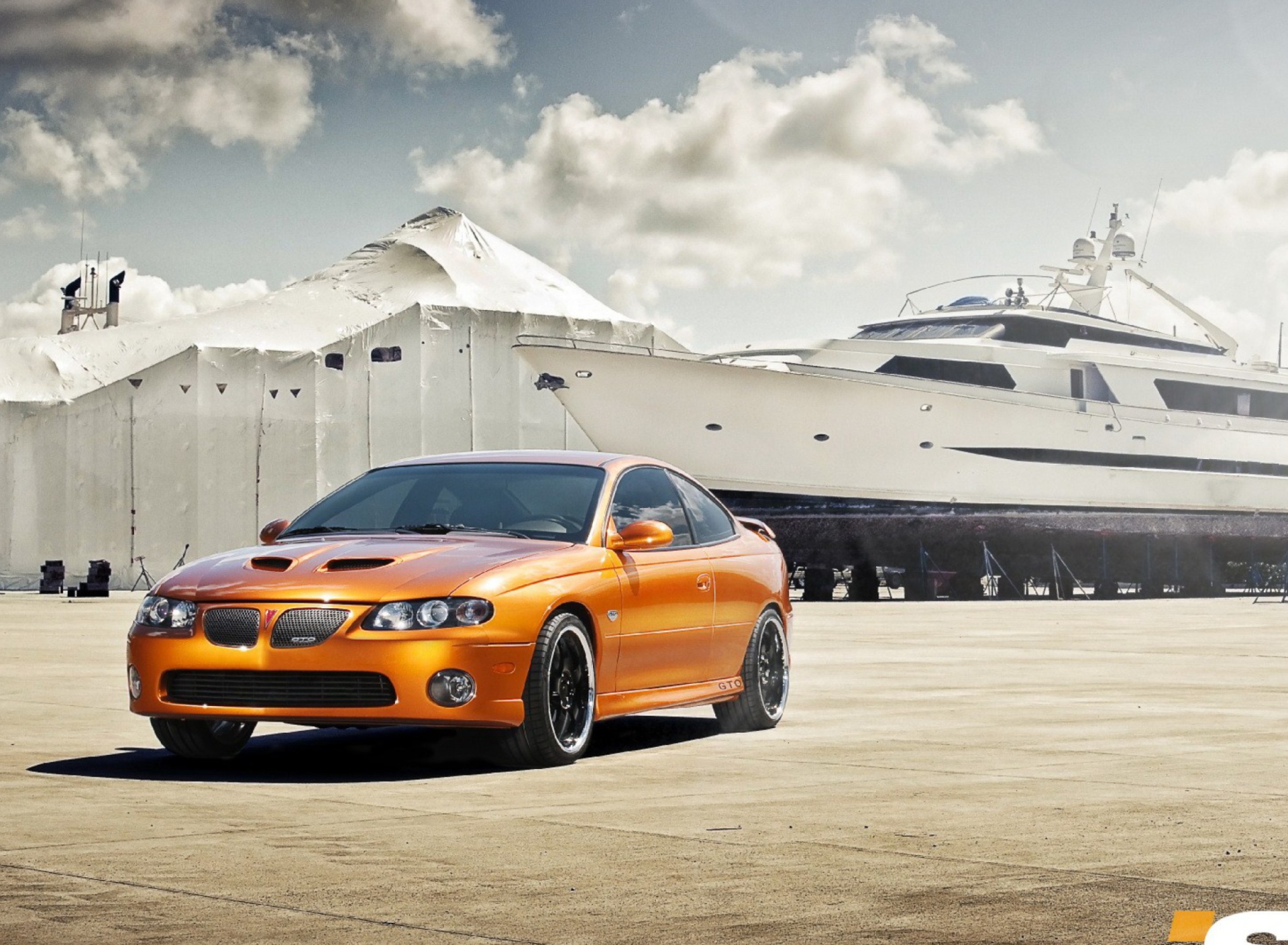 Fondo de pantalla Orange Pontiac GTO In Port Ship 1920x1408