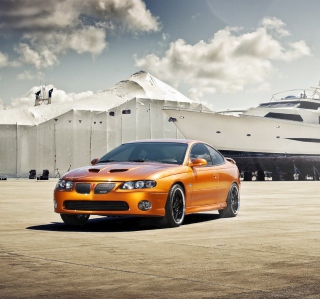 Orange Pontiac GTO In Port Ship - Obrázkek zdarma pro 208x208