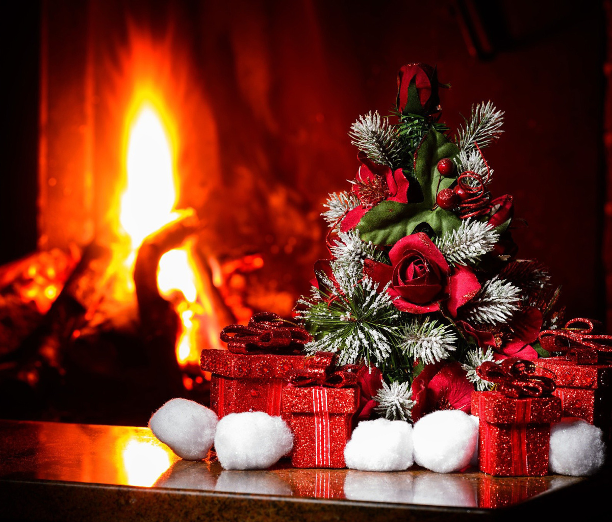 Das Christmas near Fireplace Wallpaper 1200x1024