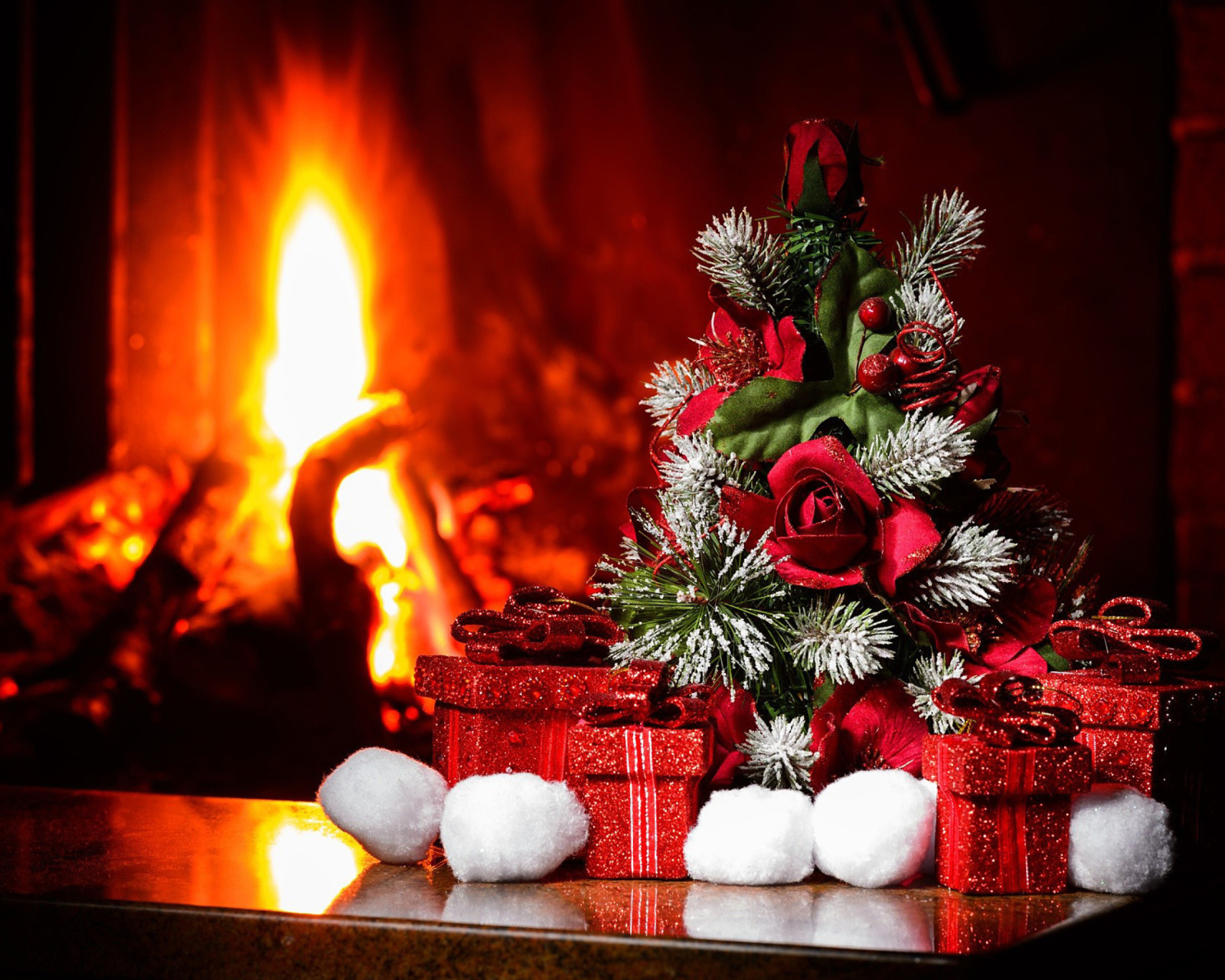 Das Christmas near Fireplace Wallpaper 1600x1280