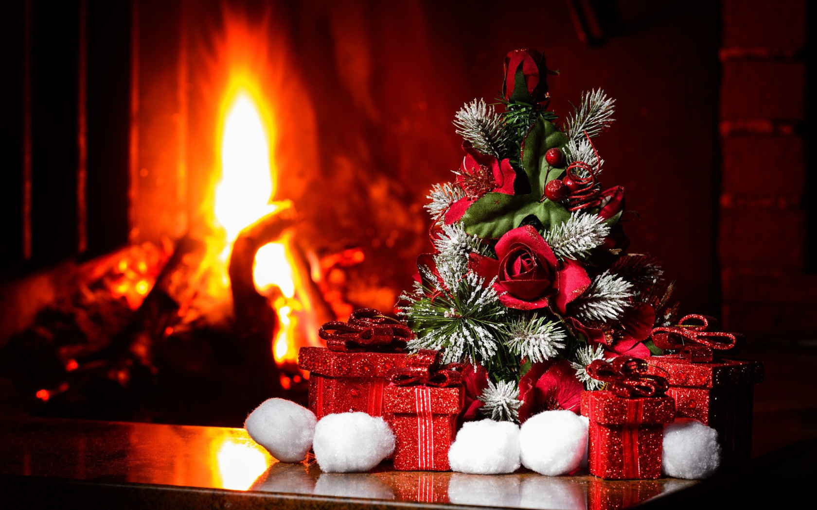 Das Christmas near Fireplace Wallpaper 1680x1050