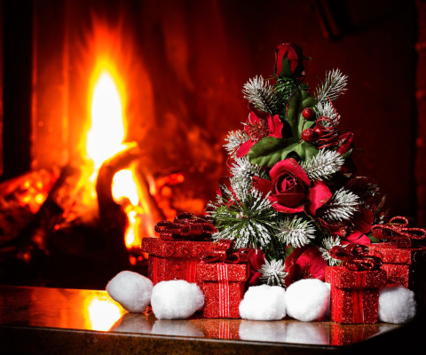 Das Christmas near Fireplace Wallpaper 480x400