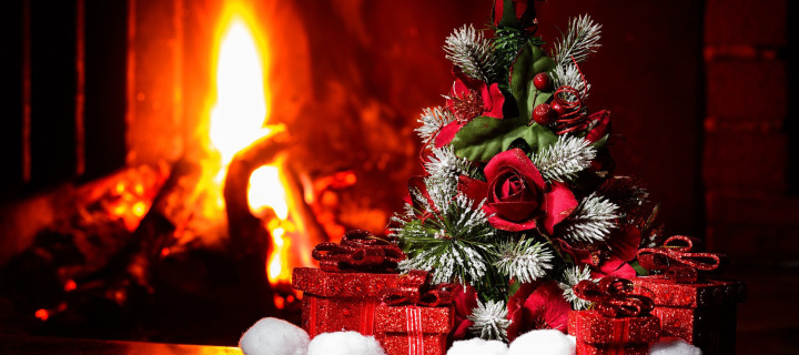 Fondo de pantalla Christmas near Fireplace 720x320