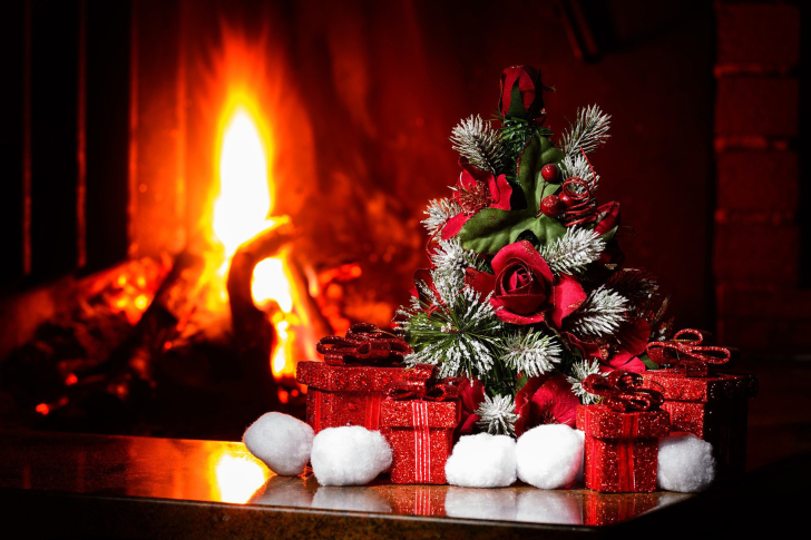 Das Christmas near Fireplace Wallpaper