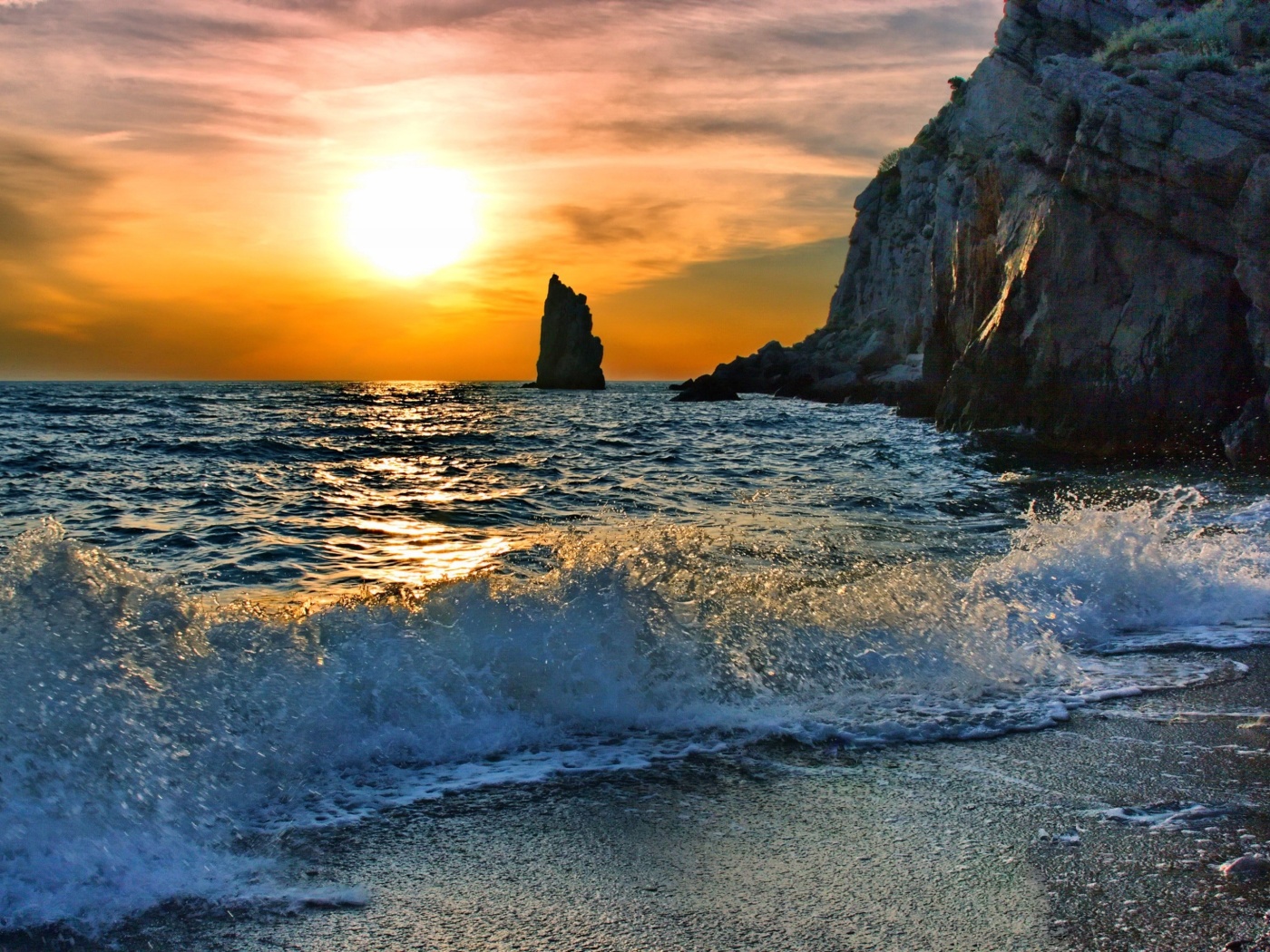 Das Splash on Evening Beach Wallpaper 1400x1050