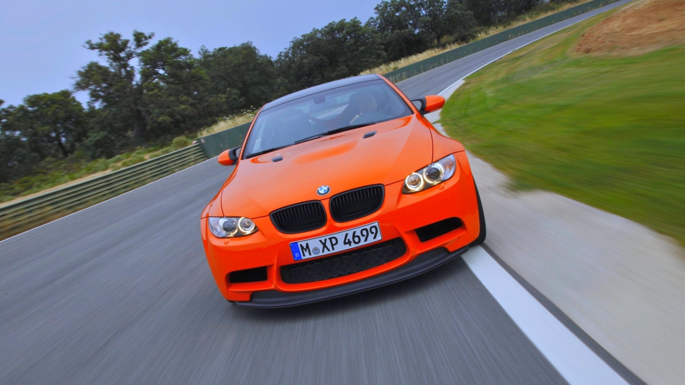 Das Orange BMW Wallpaper 1366x768