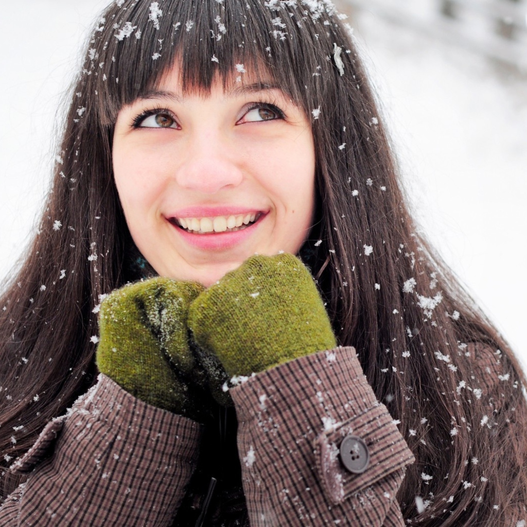 Brunette With Green Gloves In Snow wallpaper 1024x1024
