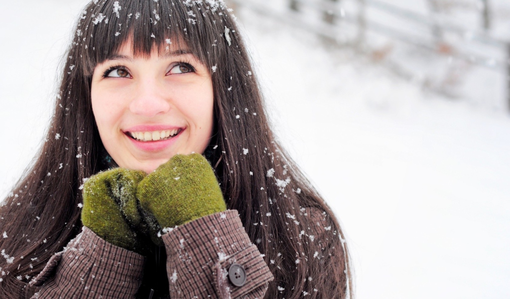 Обои Brunette With Green Gloves In Snow 1024x600