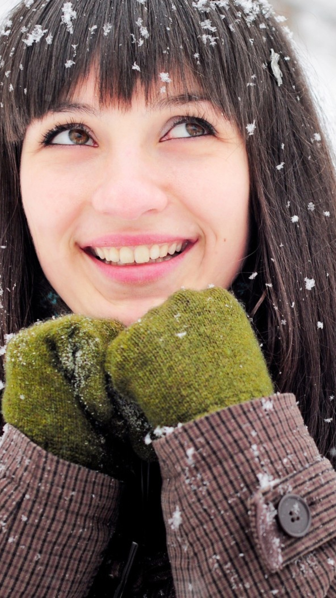 Sfondi Brunette With Green Gloves In Snow 1080x1920