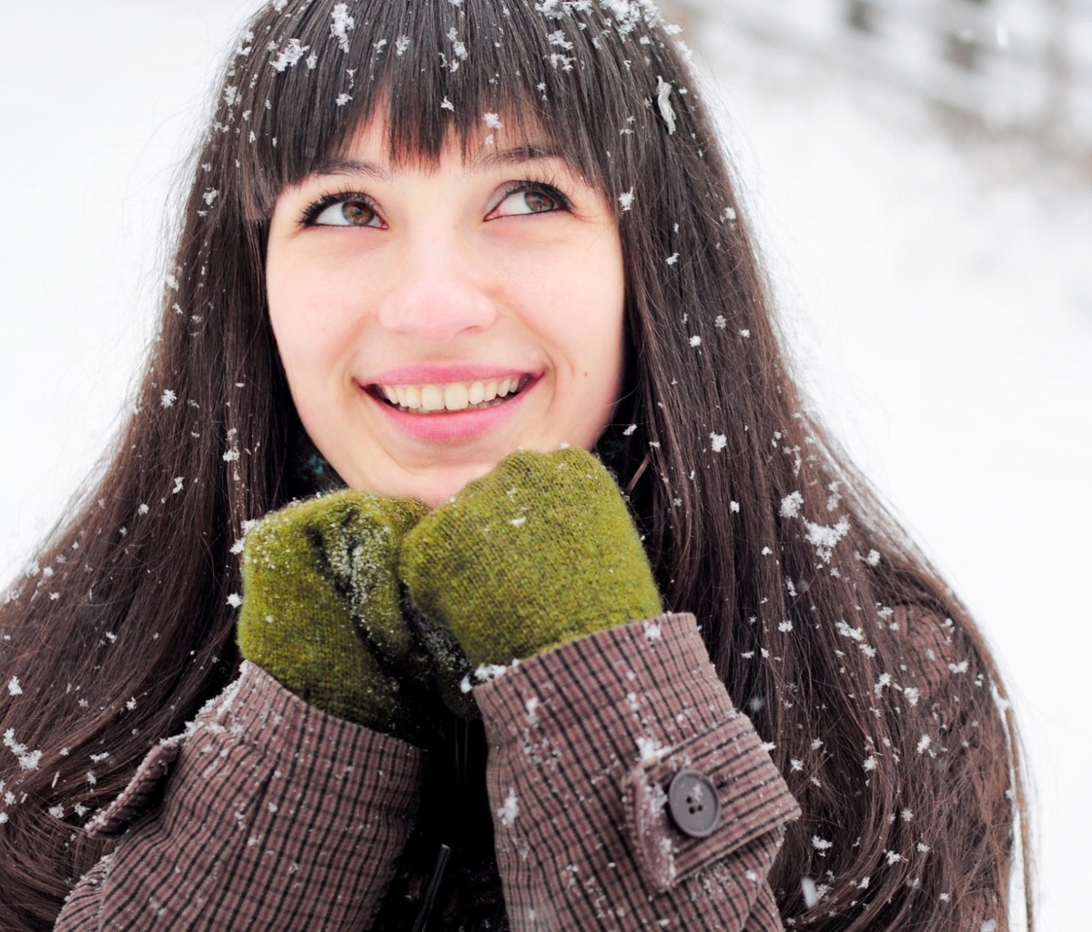 Brunette With Green Gloves In Snow wallpaper 1200x1024