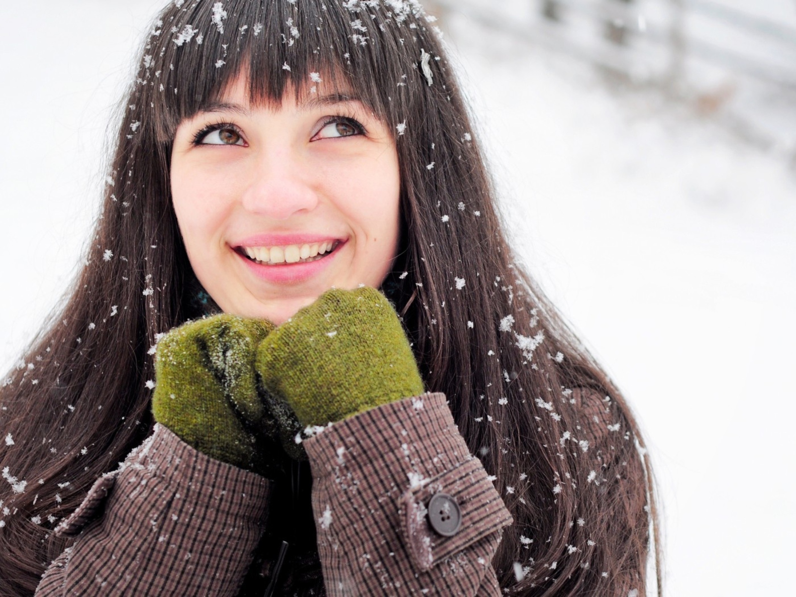 Screenshot №1 pro téma Brunette With Green Gloves In Snow 1600x1200