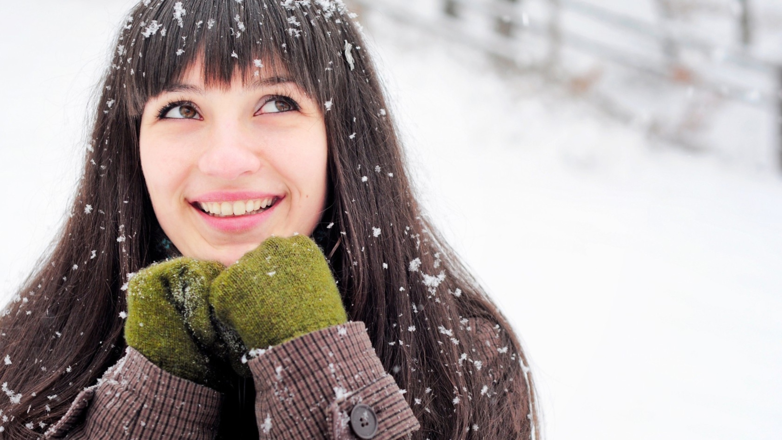 Brunette With Green Gloves In Snow wallpaper 1600x900