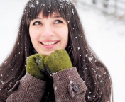 Brunette With Green Gloves In Snow wallpaper 176x144