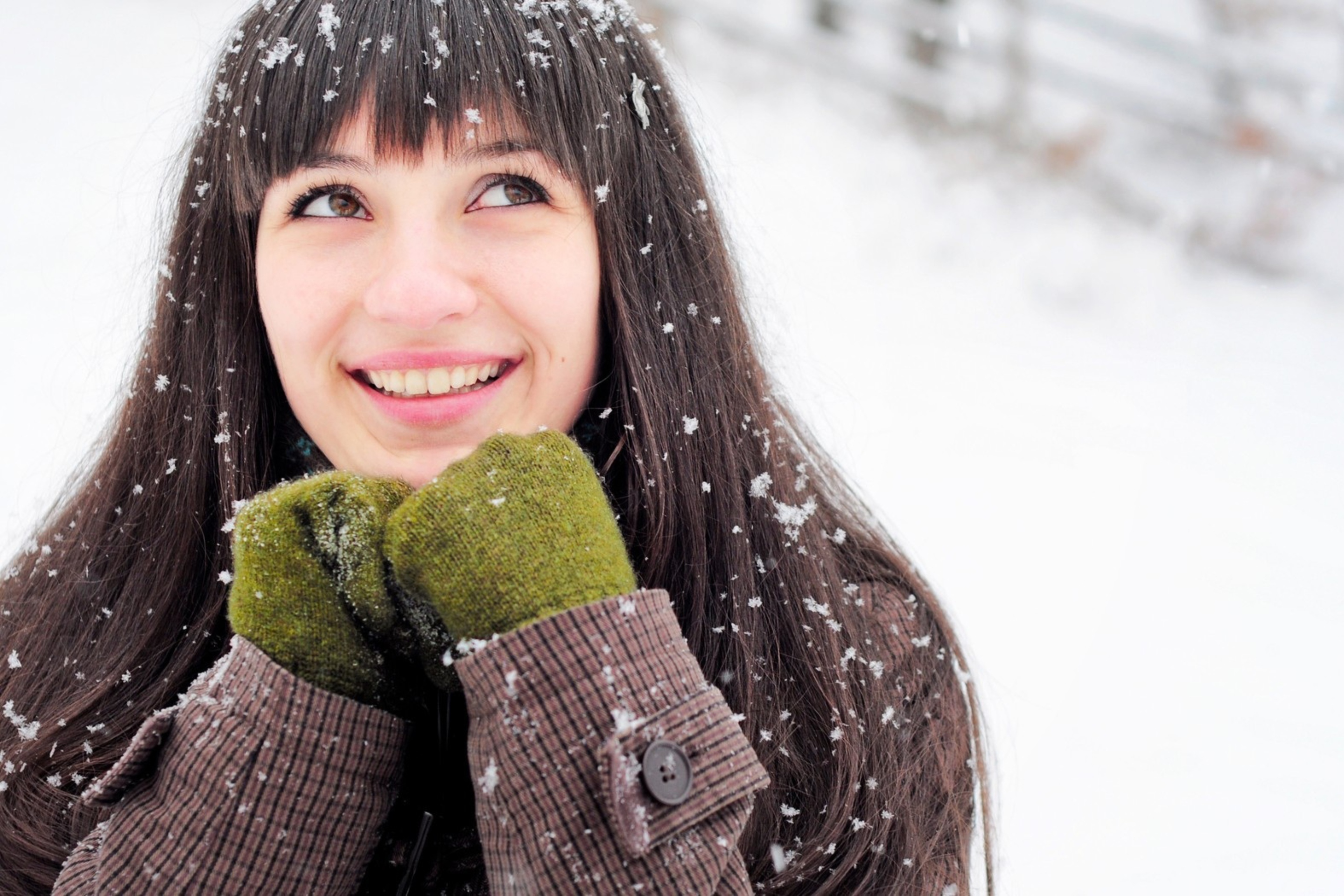 Обои Brunette With Green Gloves In Snow 2880x1920
