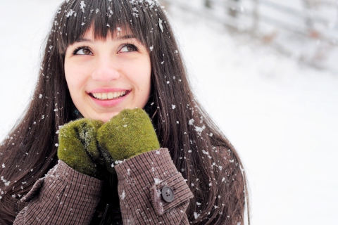 Sfondi Brunette With Green Gloves In Snow 480x320