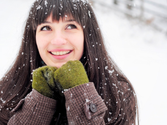 Brunette With Green Gloves In Snow wallpaper 640x480