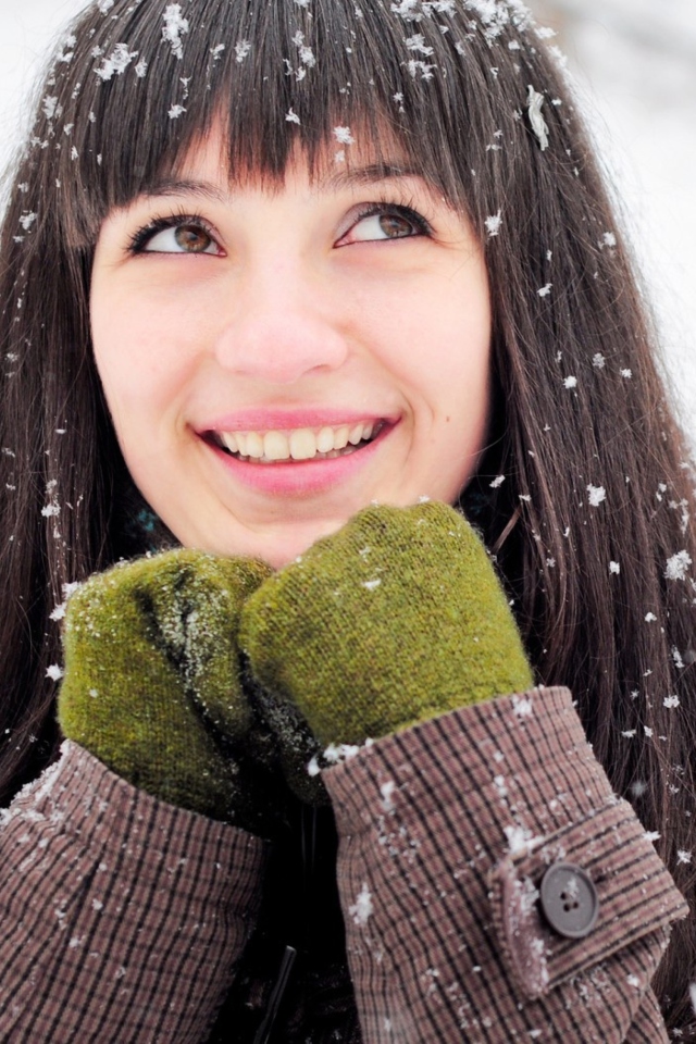 Обои Brunette With Green Gloves In Snow 640x960