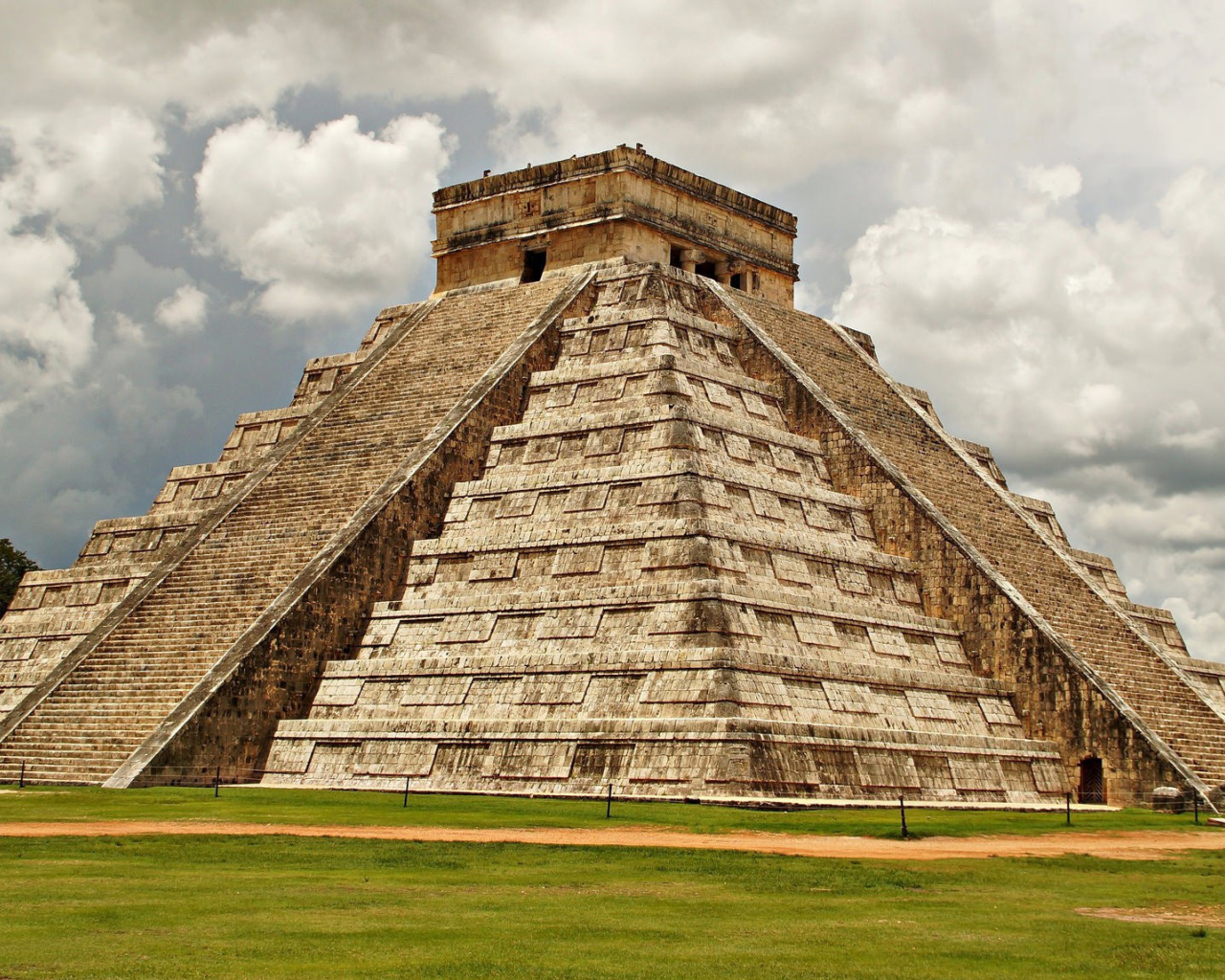 One of the 7 Wonders of the World Chichen Itza Pyramid wallpaper 1280x1024