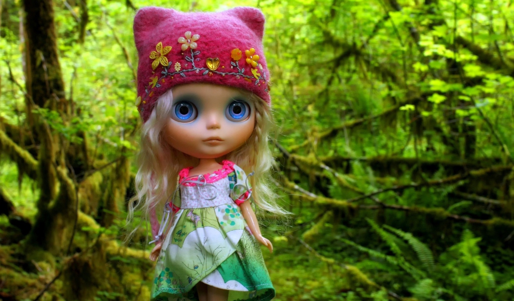 Fondo de pantalla Cute Blonde Doll In Forest 1024x600