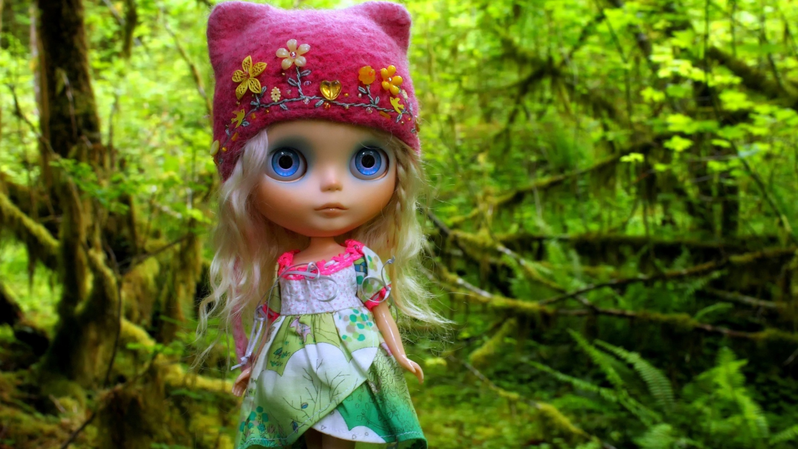 Обои Cute Blonde Doll In Forest 1600x900