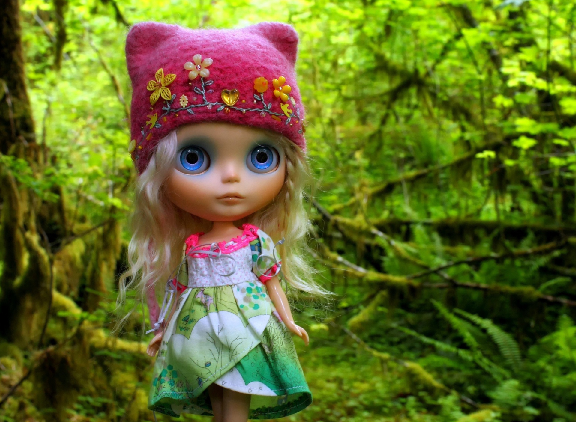 Обои Cute Blonde Doll In Forest 1920x1408