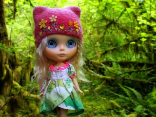 Das Cute Blonde Doll In Forest Wallpaper 320x240
