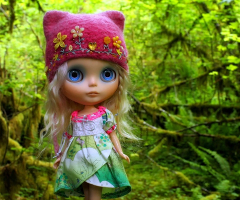 Das Cute Blonde Doll In Forest Wallpaper 480x400