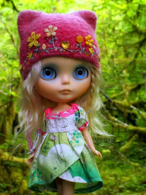 Screenshot №1 pro téma Cute Blonde Doll In Forest 480x640