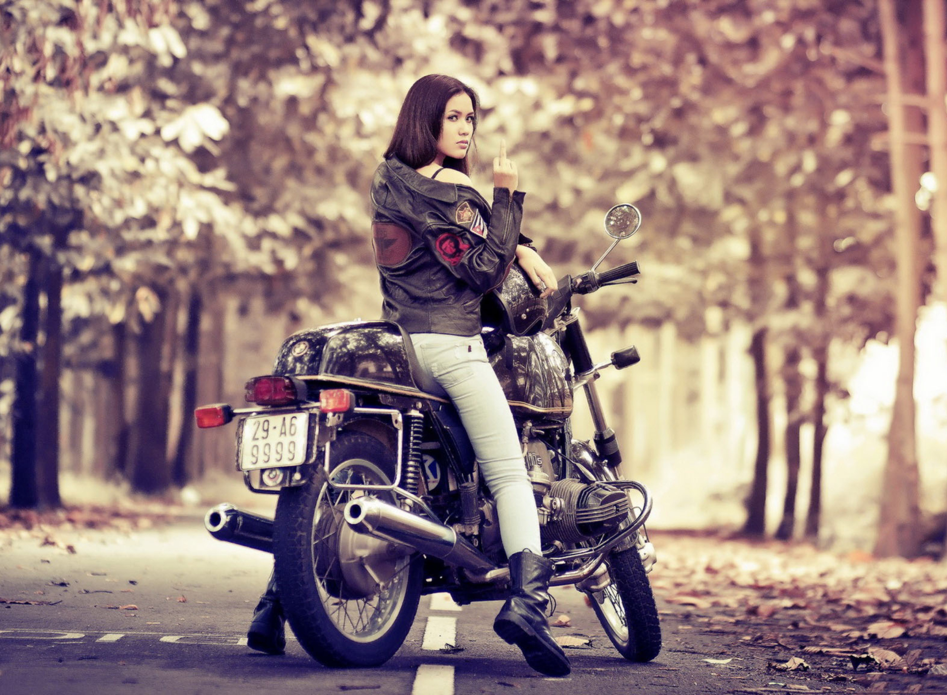 Обои Moto Girl 1920x1408