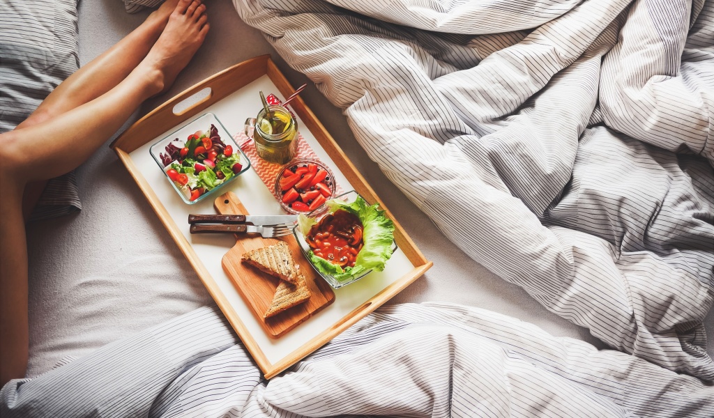 Das Breakfast in Bed Wallpaper 1024x600