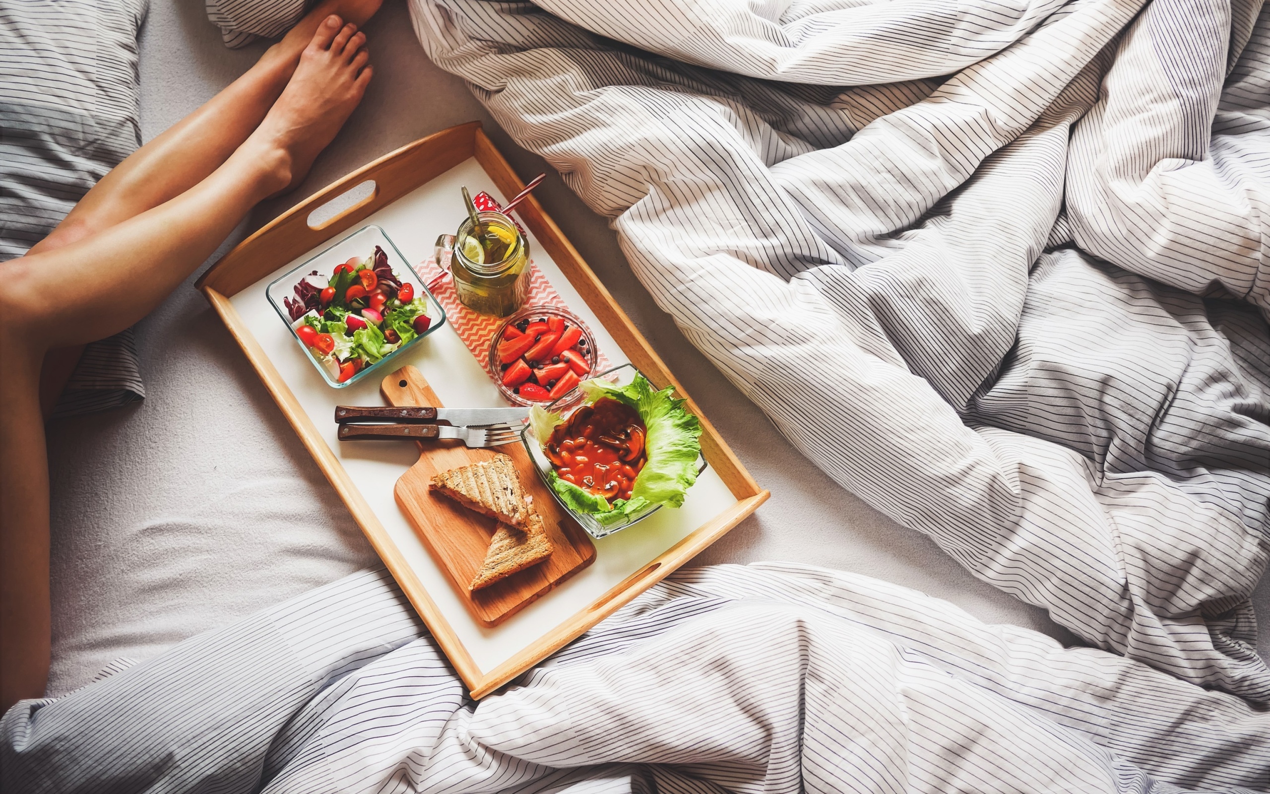 Fondo de pantalla Breakfast in Bed 2560x1600