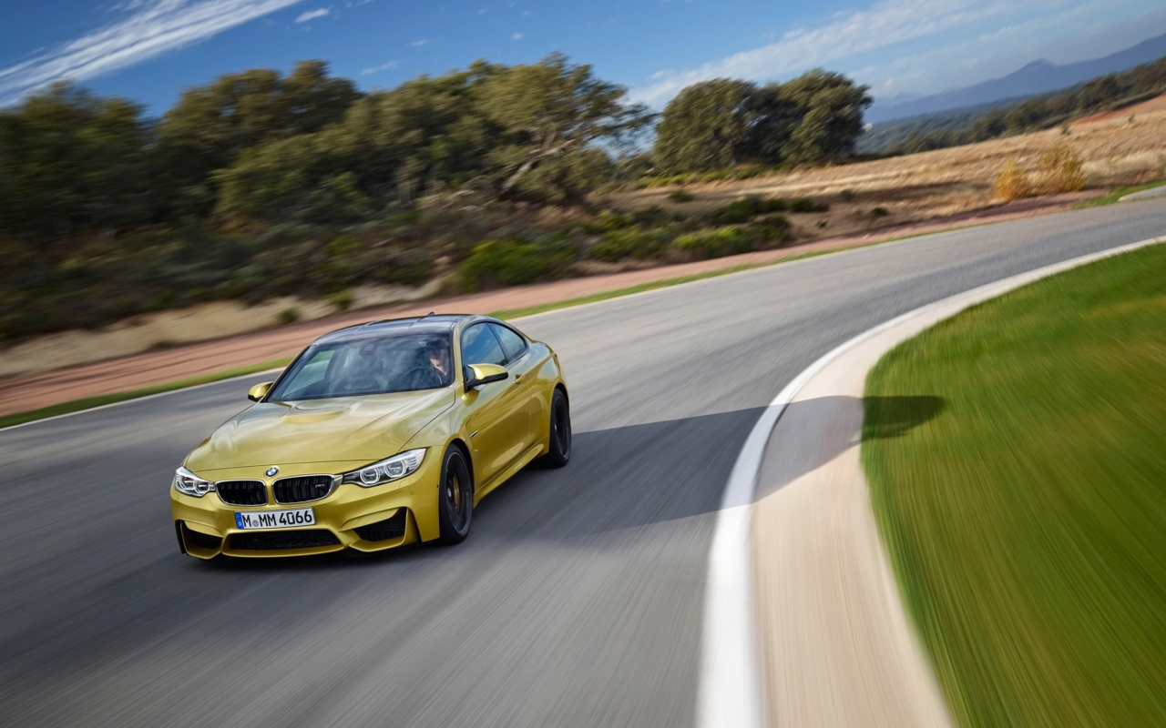 Обои 2014 BMW M4 Coupe In Motion 1280x800